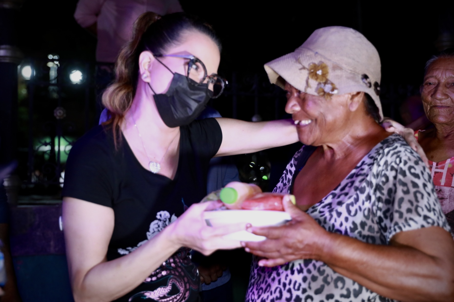 Jana Pessôa/Setasc | Primeira-dama Virginia Mendes faz entrega de marmitas e presentes na praça Ipiranga em comemoração ao Dia Internacional das Mulheres 