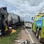 Duas carretas batem de frente na BR-163 em MT