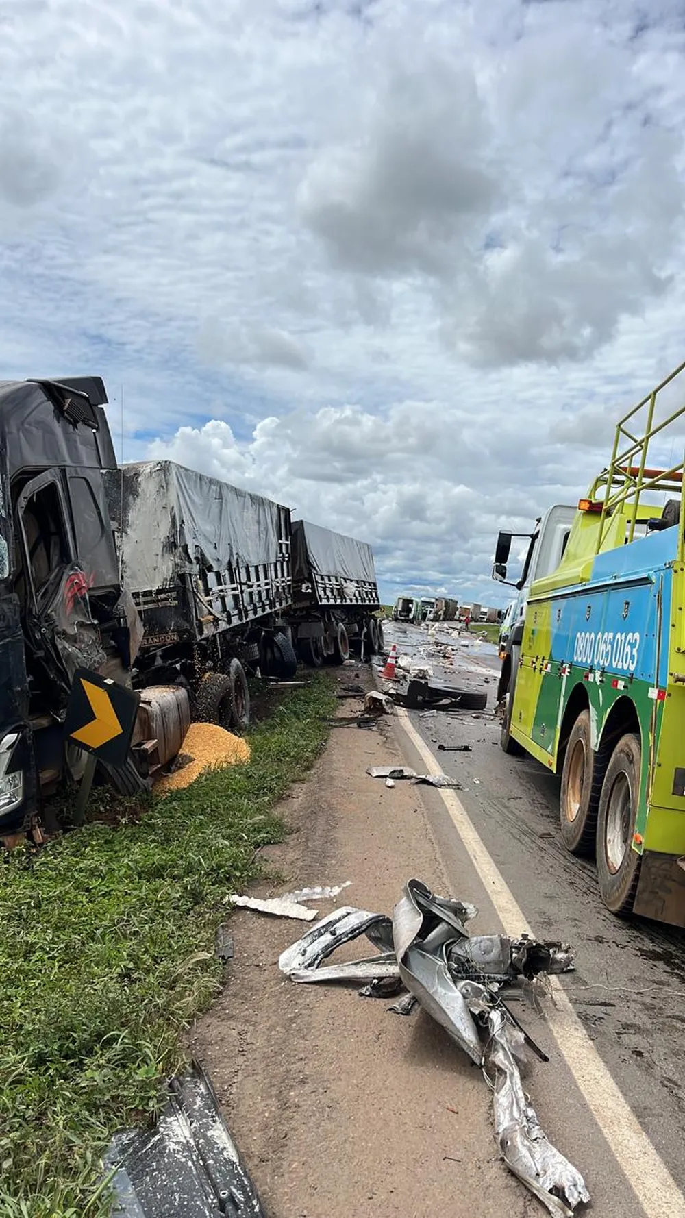 Duas carretas batem de frente na BR-163 em MT