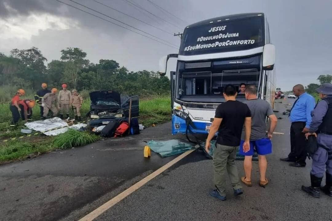 Colisão entre carro e ônibus deixa três mortos na Estrada da Guia.