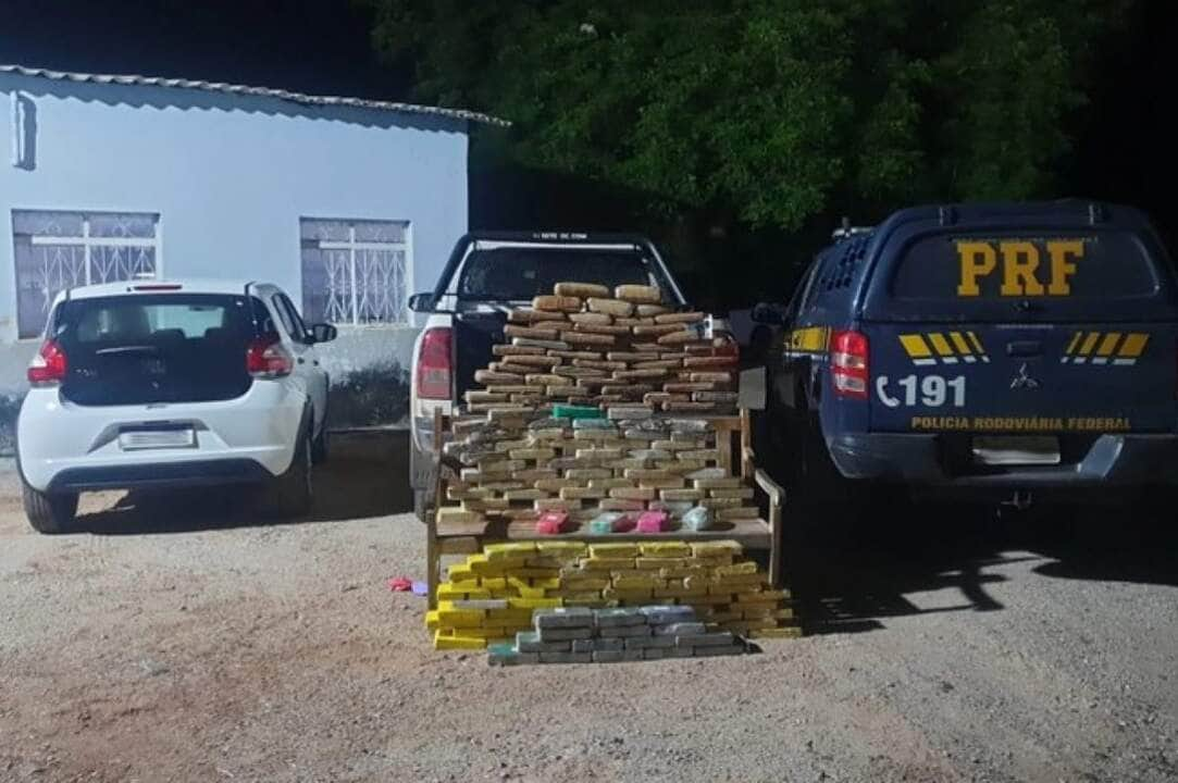 Equipe da Polícia Rodoviária Federal (PRF) apreende drogas e prende ocupantes da caminhonete em Jangada/MT