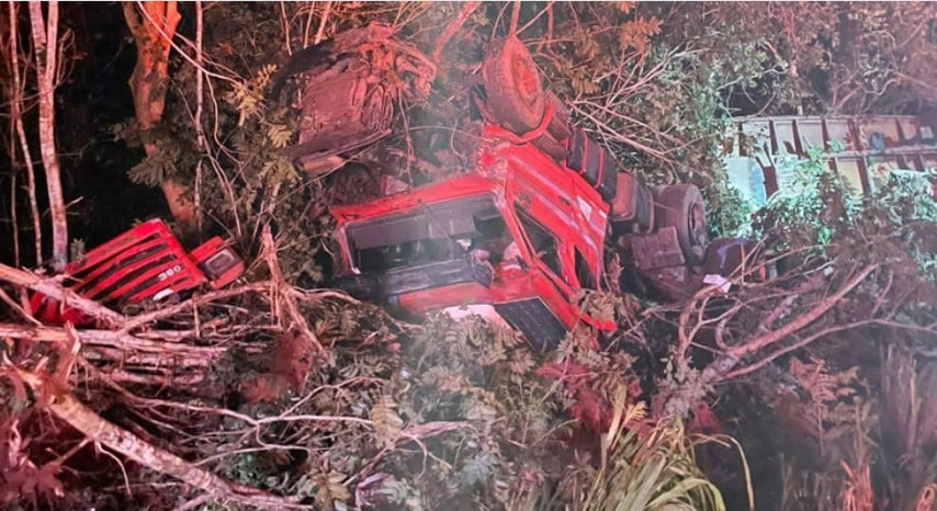 Motorista de caminhonete morre após colidir em carreta em rodovia de Mato Grosso