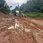Caminhoes ficam atolados em rodovia de Mato Grosso e precisam ser rebocados por trator