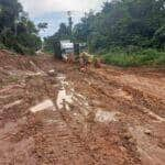 Caminhoes ficam atolados em rodovia de Mato Grosso e precisam ser rebocados por trator