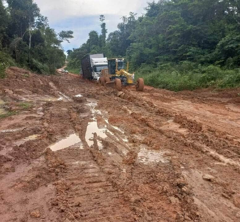 Caminhoes ficam atolados em rodovia de Mato Grosso e precisam ser rebocados por trator