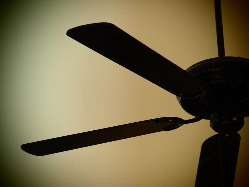 É bom dormir com o ventilador ligado a noite toda?