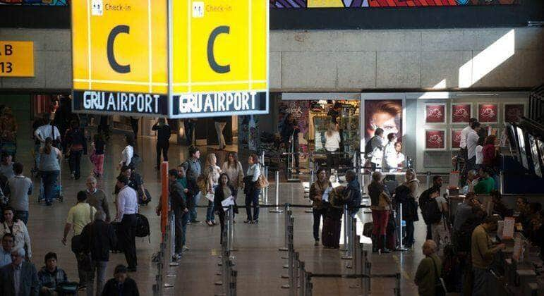 Funcionários trocavam malas no aeroporto de Guarulhos para enviar drogas à Europa, diz PF