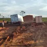 Moradores ficam isolados e carretas atoladas na lama em rodovia de Mato Grosso
