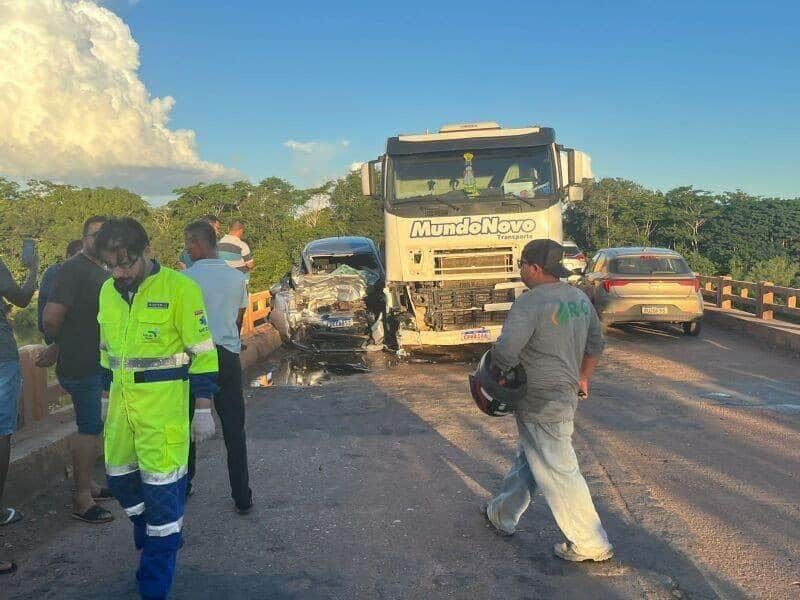 Mulher morre e passageiro fica ferido apos colidir em carreta em rodovia de Mato Grosso