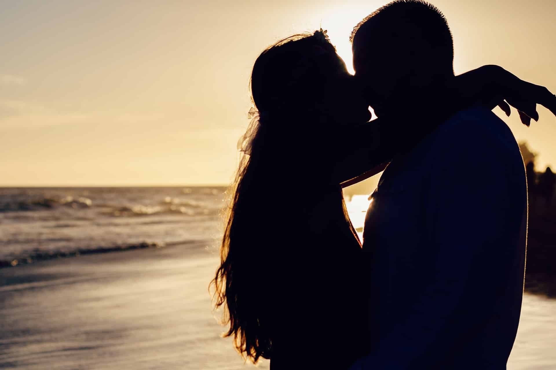 O beijo pode ajudar a liberar hormonios como a serotonina dopamina e ocitocina