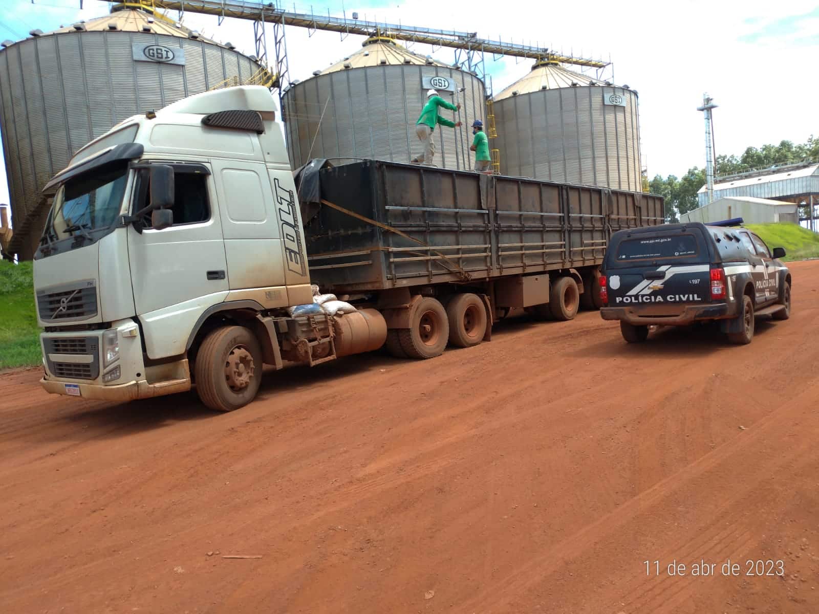 Policia recupera tres carretas carregadas com soja que foram furtadas em Mato Grosso