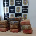 Policiais civis e penais localizam dez tabletes de pasta base em motor de veiculo