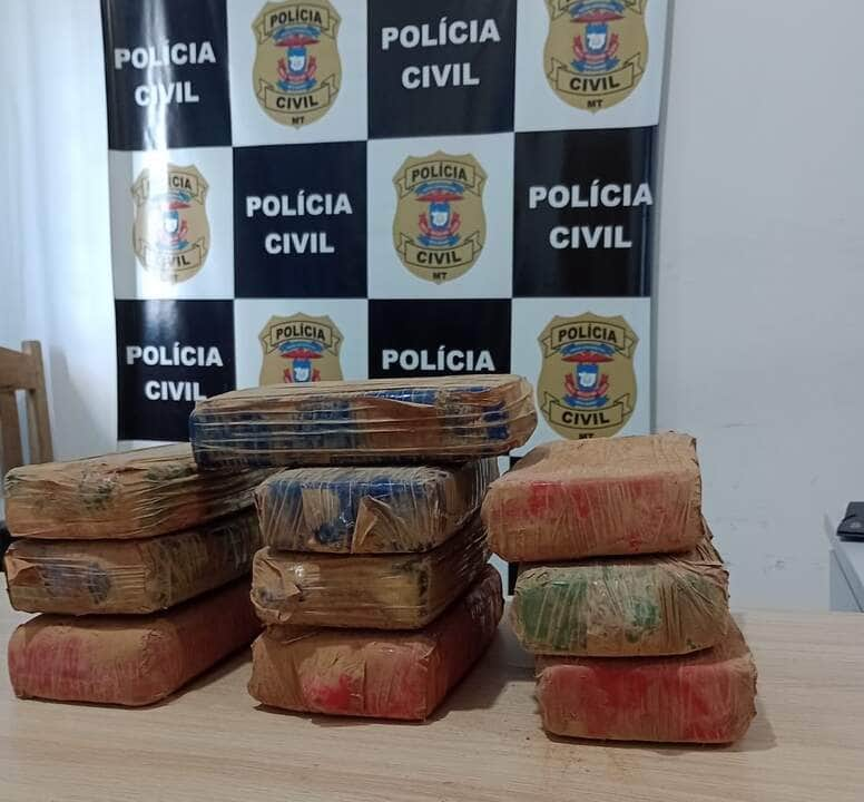 Policiais civis e penais localizam dez tabletes de pasta base em motor de veiculo