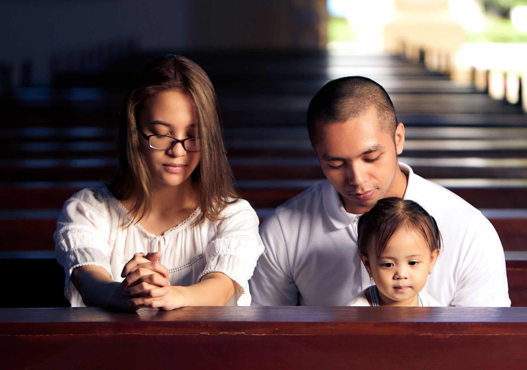 Esses são os 3 signos mais fracos espiritualmente do zodíaco 2 RELIGIAO IGREJA REZANDO