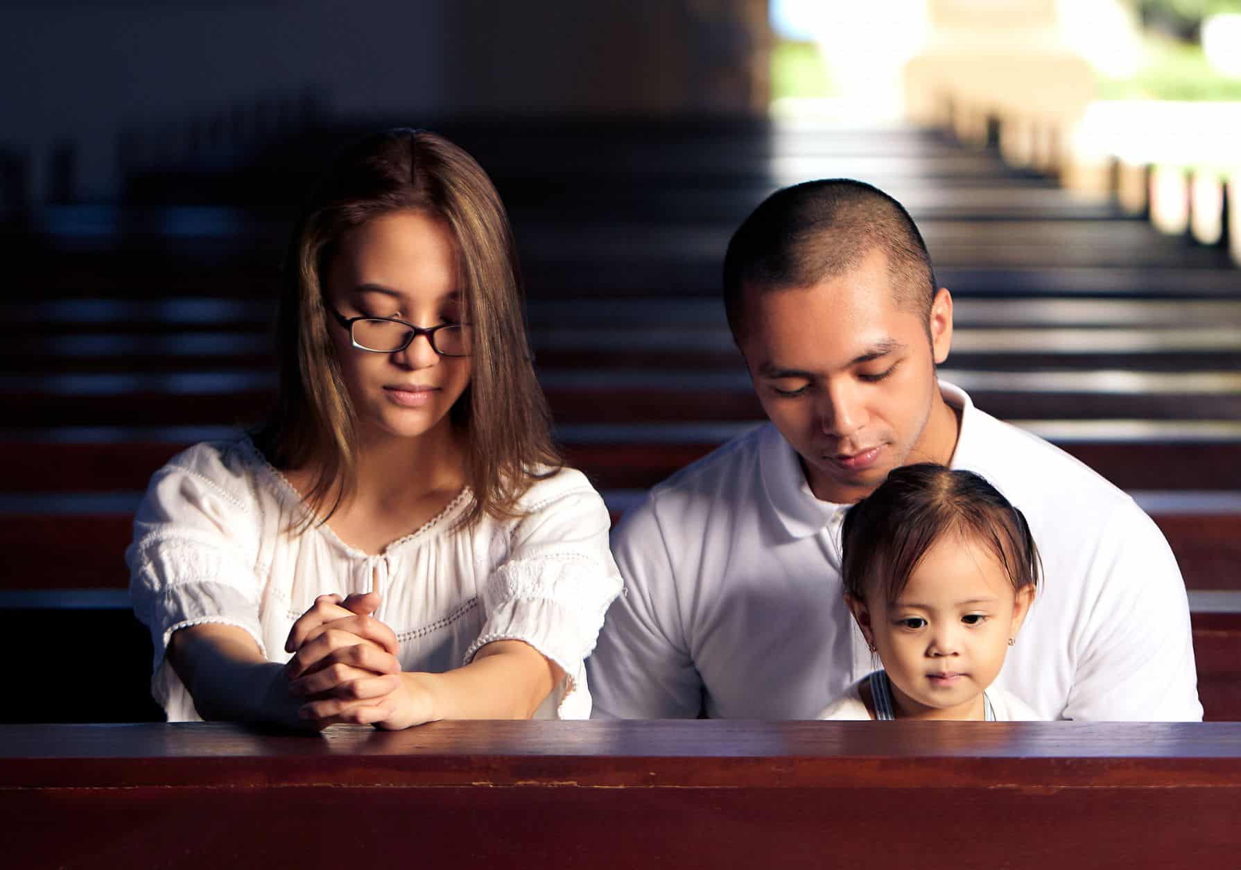 RELIGIAO IGREJA REZANDO