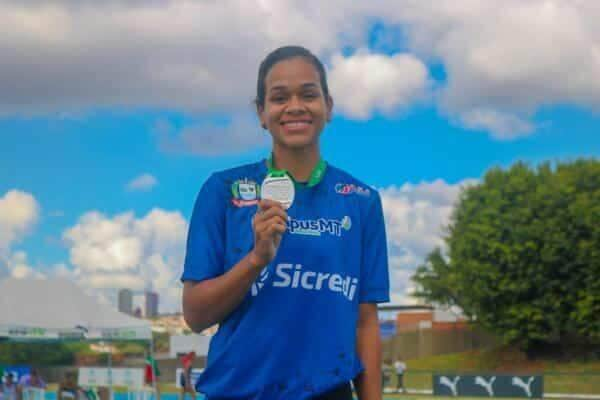 atleta de sorriso e medalha de prata em campeonato brasileiro interclubes loterias caixa sub 20