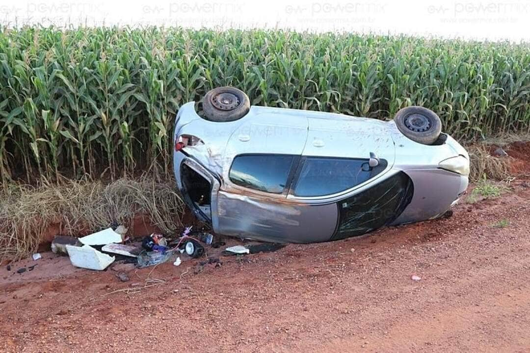 Carro capota e deixa sete pessoas feridas em Nova Mutum.