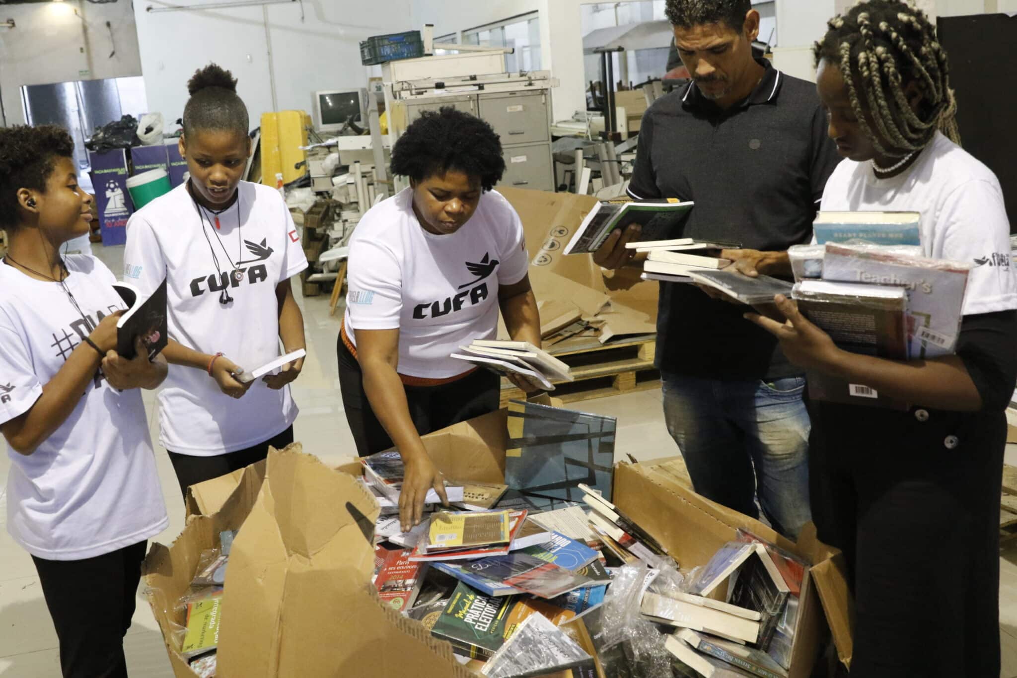 central unica das favelas distribui livros a bibliotecas comunitarias scaled