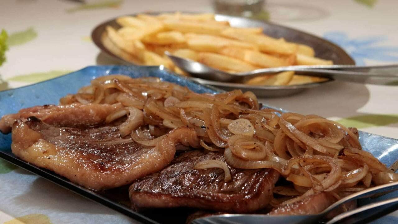 como fazer bife acebolado