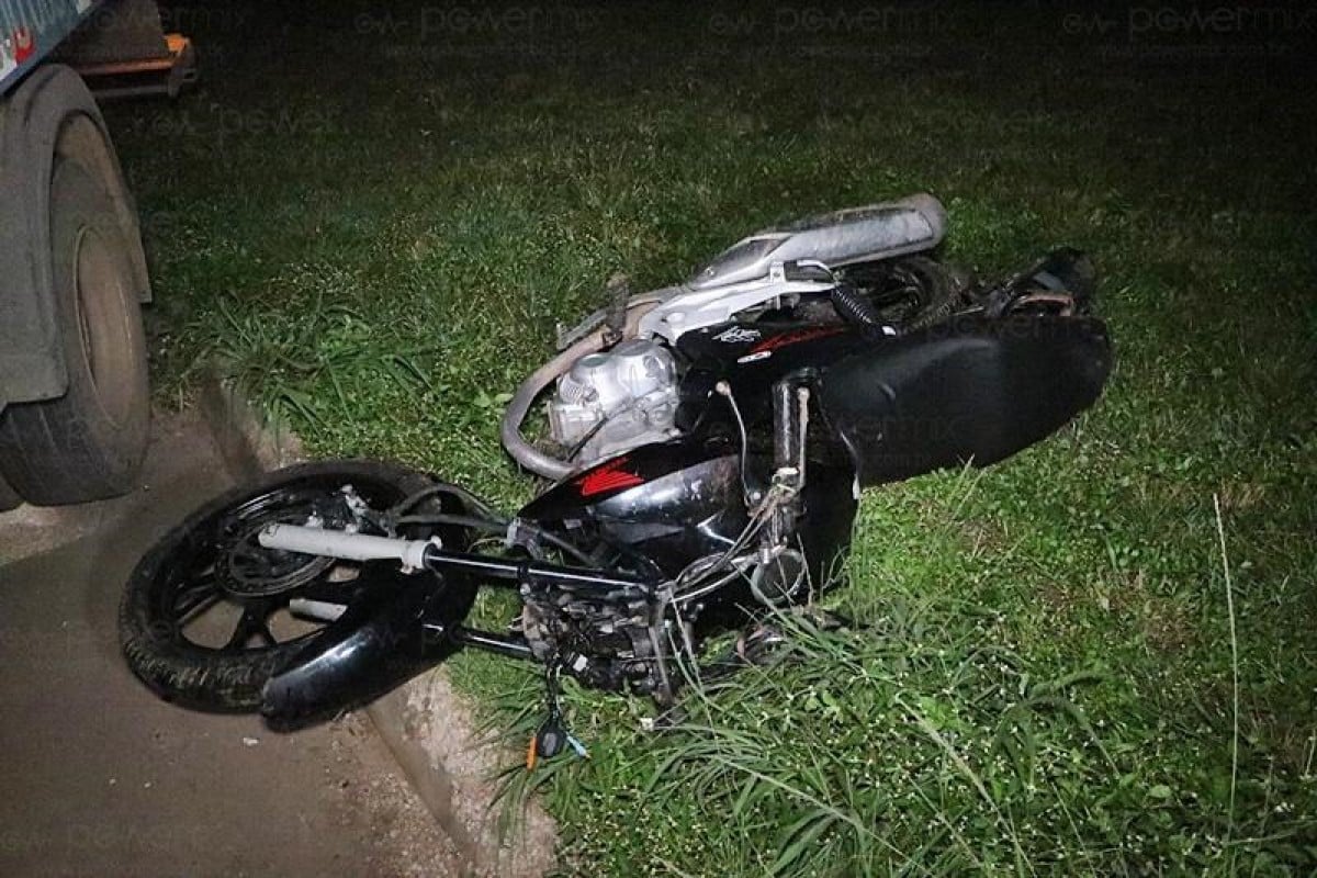 Motociclista morre ao colidir em placa de sinalização