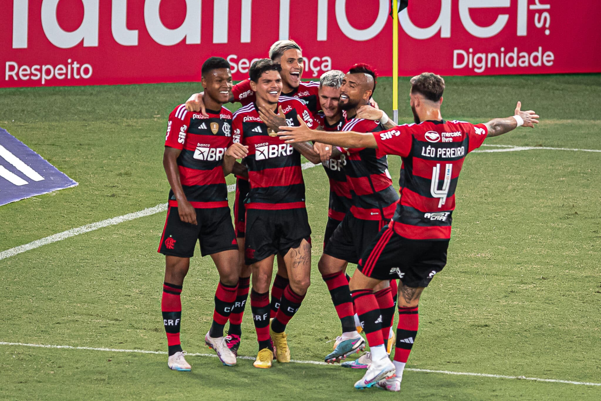 flamengo espanta ma fase e vence coritiba na estreia do brasileirao