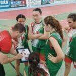 Técnico da equipe de Juara orienta estratégia para jogadoras em quadra  - Foto por: Jonas da Silva/Secel-MT