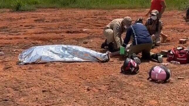 Após ser atropelado por carro, motociclista é morto a tiros por motorista