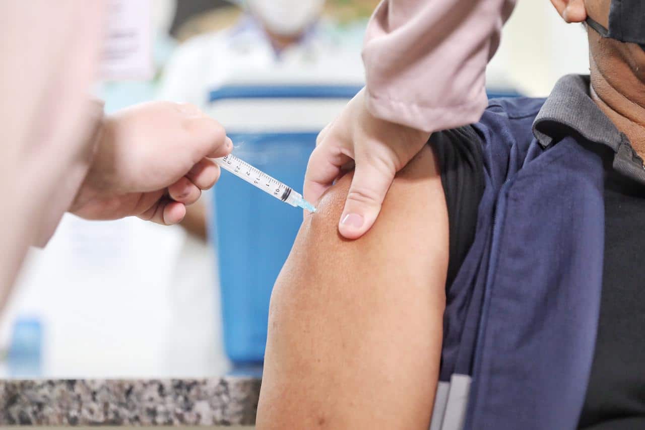 Unidades de saúde atenderão em horário estendido para vacinação nesta sexta-feira (19)