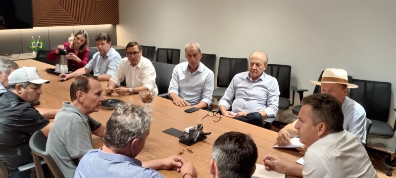 prefeito miguel vaz se reune com governador e vice governador em feira de agronegocios