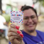 prefeitura promove panfletagem em alusao ao mes de conscientizacao sobre o autismo