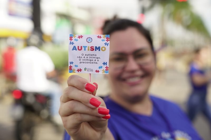 prefeitura promove panfletagem em alusao ao mes de conscientizacao sobre o autismo
