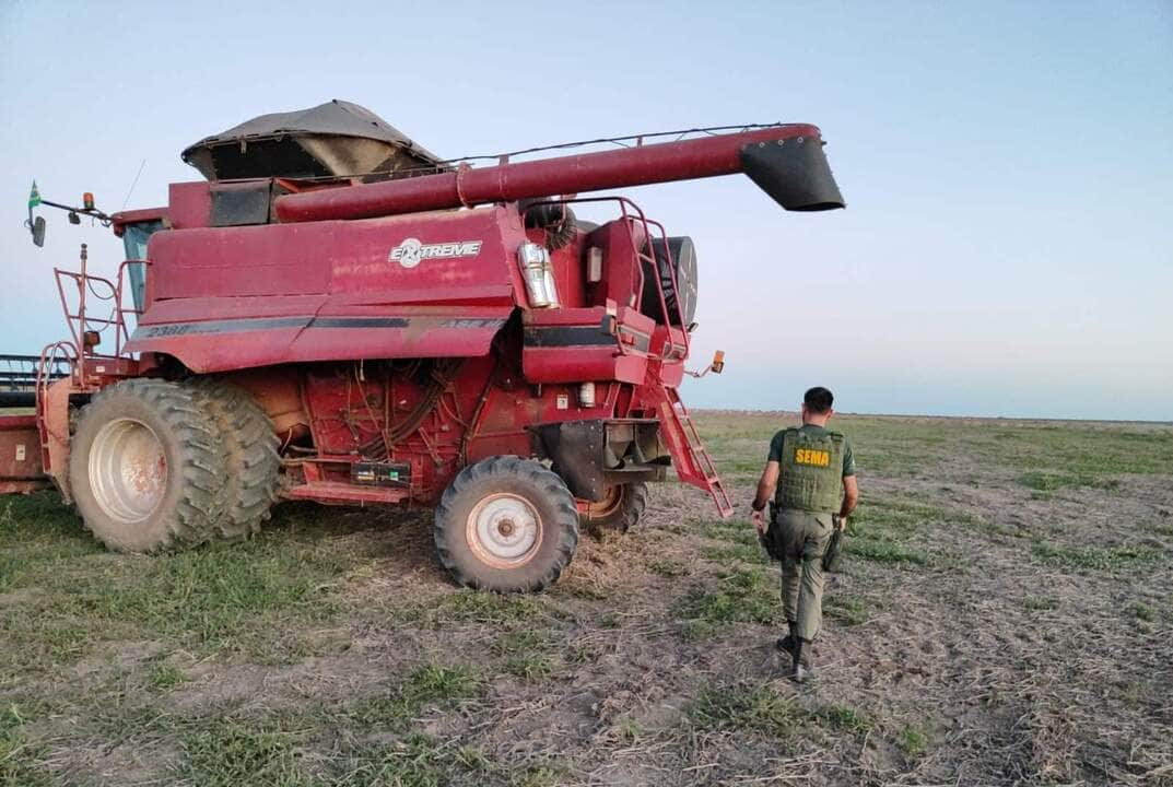 Colheitadeira de soja apreendida em área embargada em Luciara  - Foto por: Sema-MT