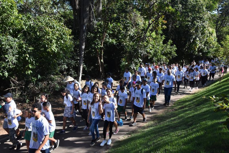 estudantes fazem caminhada para conscientizar a sociedade contra o bullying