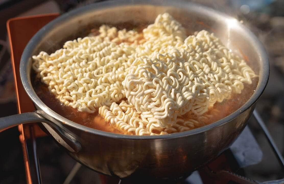 Comer macarrão instantâneo faz mal