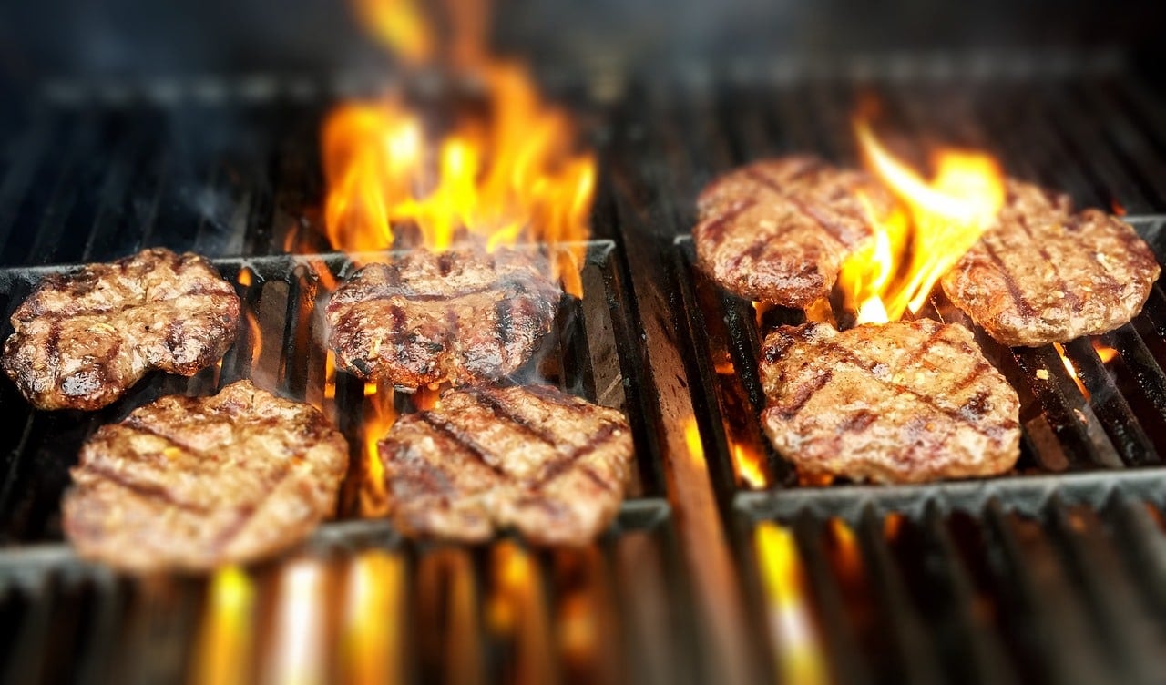 Harvard alerta para os riscos de comer churrasco todo final de semana