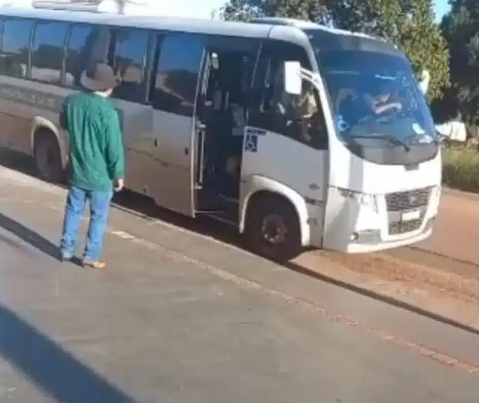 Motorista de onibus e preso por dirigir embriagado e colocar a vida de pacientes em risco