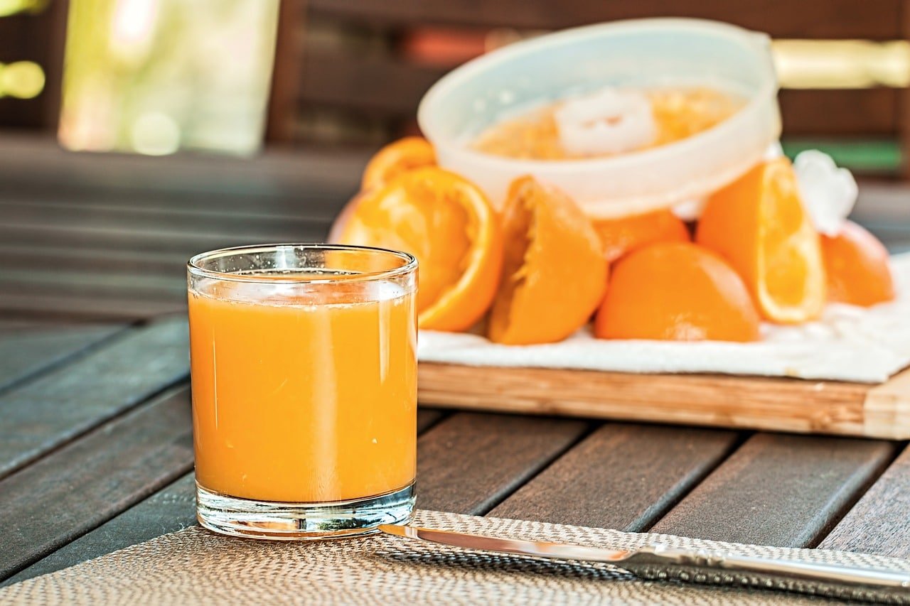 Por que não devo beber suco de laranja no café da manhã