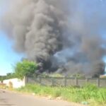 Fogo em pneus armazenados em galpão mobiliza bombeiros em Cuiabá