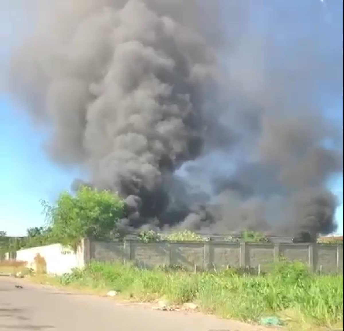 Fogo em pneus armazenados em galpão mobiliza bombeiros em Cuiabá