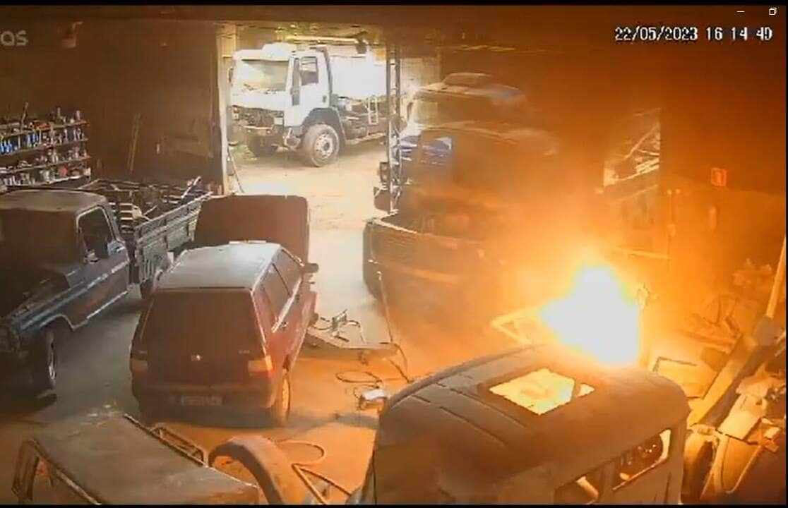 Cilindro de acetileno pega fogo e bombeiros agem rápido