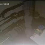 Dupla invade estabelecimento e furta diversas armas de fogo. Foto: reprodução