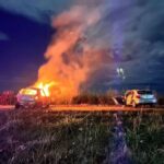 Carro pega fogo depois de batida; pai e filho morrem carbonizados