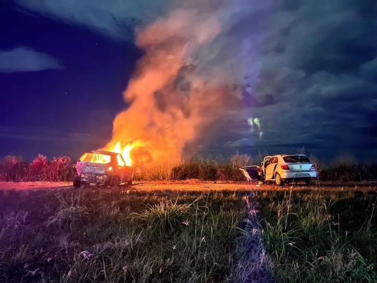 Carro pega fogo depois de batida; pai e filho morrem carbonizados