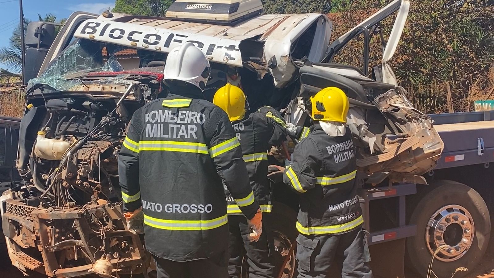 Motorista fica preso às ferragens após acidente; bombeiros fazem o resgate