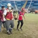 Partida de futebol em El Salvador