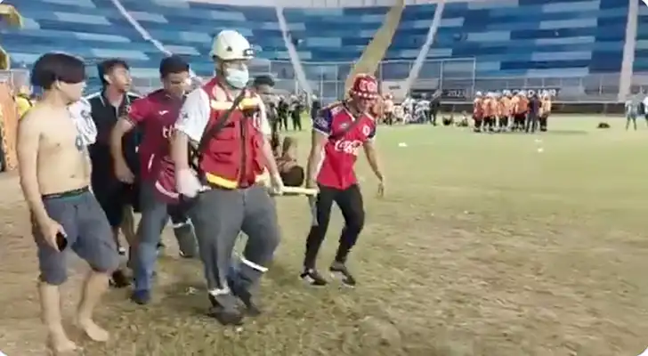 Partida de futebol em El Salvador