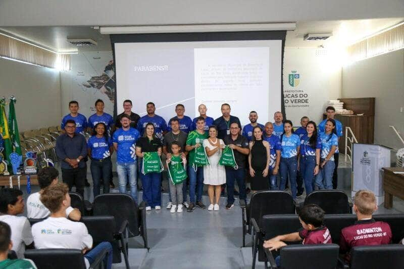 atletas das escolinhas esportivas da prefeitura sao recepcionados pela participacao em campeonatos realizados em abril