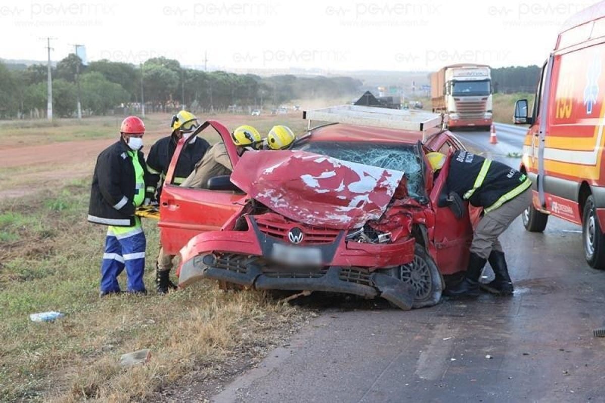 Carro entra na contramão e colide de frente com carreta na BR-163 em Nova Mutum/MT. Foto: Djeferson Kronbauer/Power Mix.