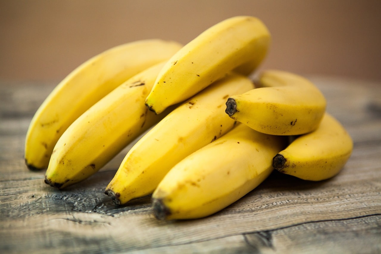 Entre as frutas com maior teor de açúcar (entre 17 e 13 g/100 g) destacam-se a banana e a uva, seguidas do caqui, lichia, romã e manga.