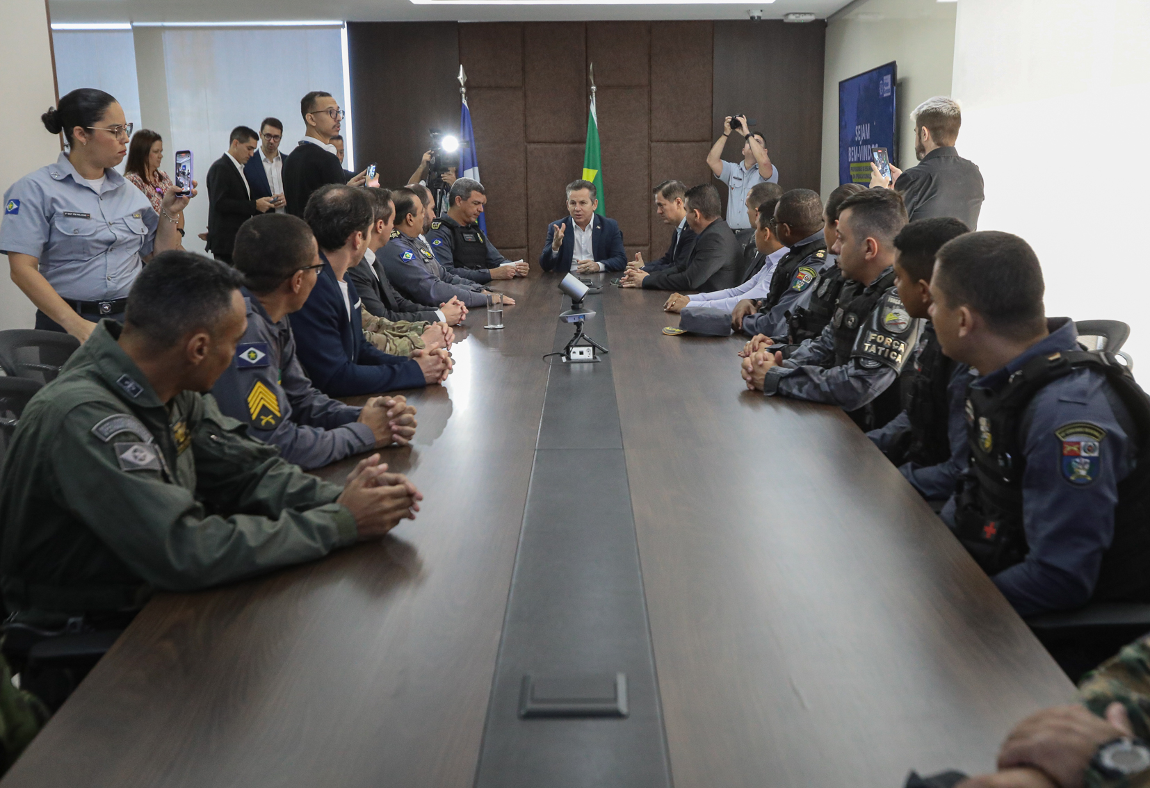 Michel Alvim - SECOM / MT | Governador Mauro Mendes recebe policiais que atuaram na operação para prender criminosos que atacaram Confresa 